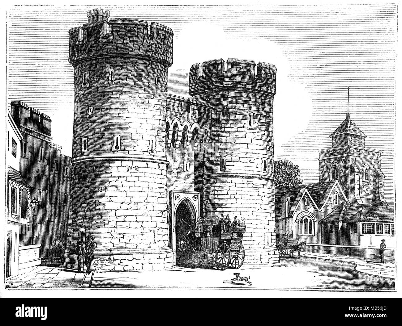 Heilig-kreuz-Kirche an der Seite der Westgate, einem mittelalterlichen Torhaus um 1379 in Canterbury, Kent, England ist die größte noch erhaltene Stadttor in England und der letzte Überlebende von sieben mittelalterlichen Tore von Canterbury. Es hat stets die wichtigste von den Toren der Stadt, wie es der Londoner Straße Eingang und der Haupteingang von Kent. Das Tor wurde von Erzbischof Simon Sudbury umgebaut, bevor er in den Aufstand der Bauern von 1381 starb, in erster Linie als Eingang für die Pilger besuchen den Schrein des Hl. Thomas Becket in der Kathedrale. Stockfoto