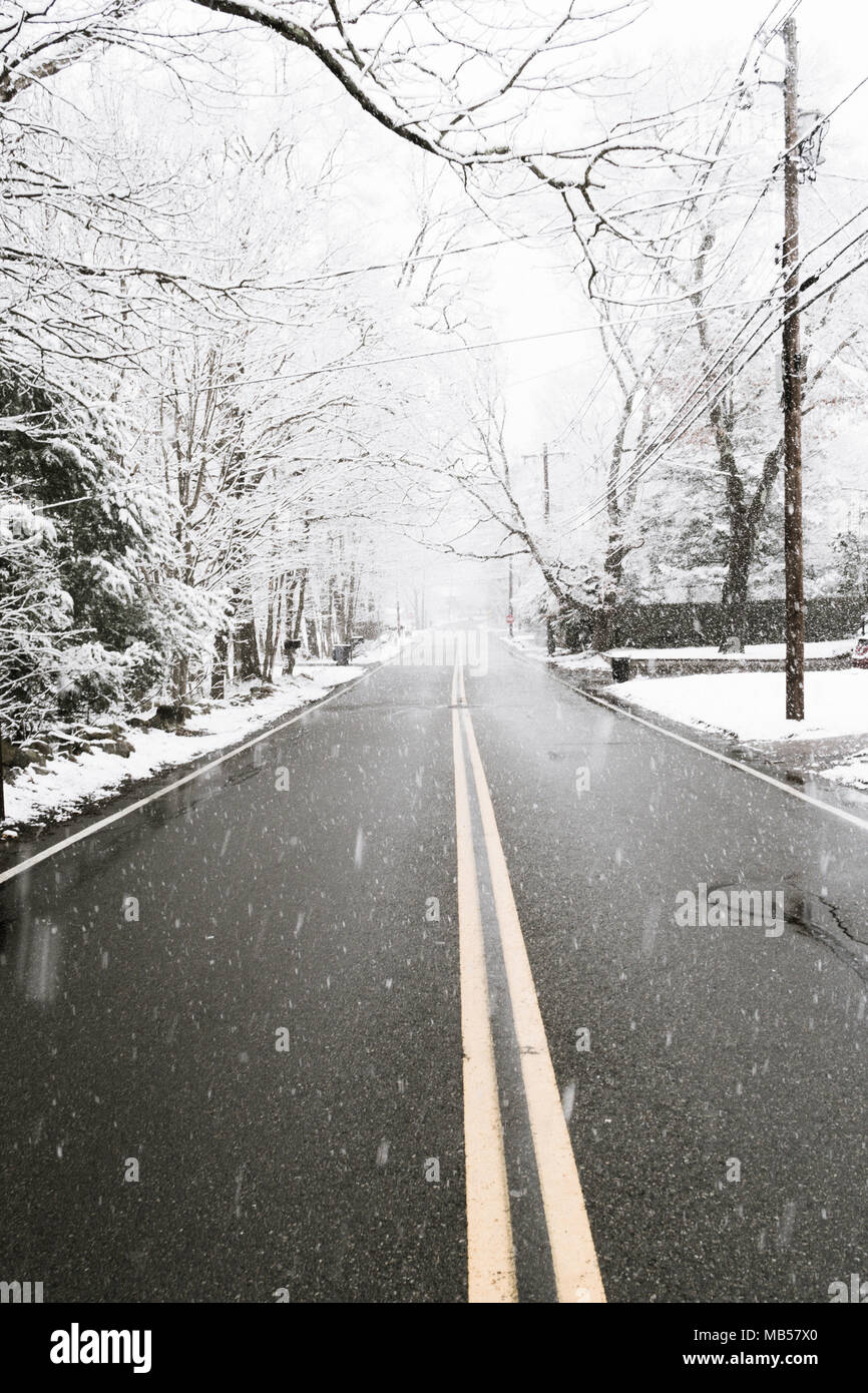 Zweispurigen Straße in Neu-England Schneesturm, USA Stockfoto