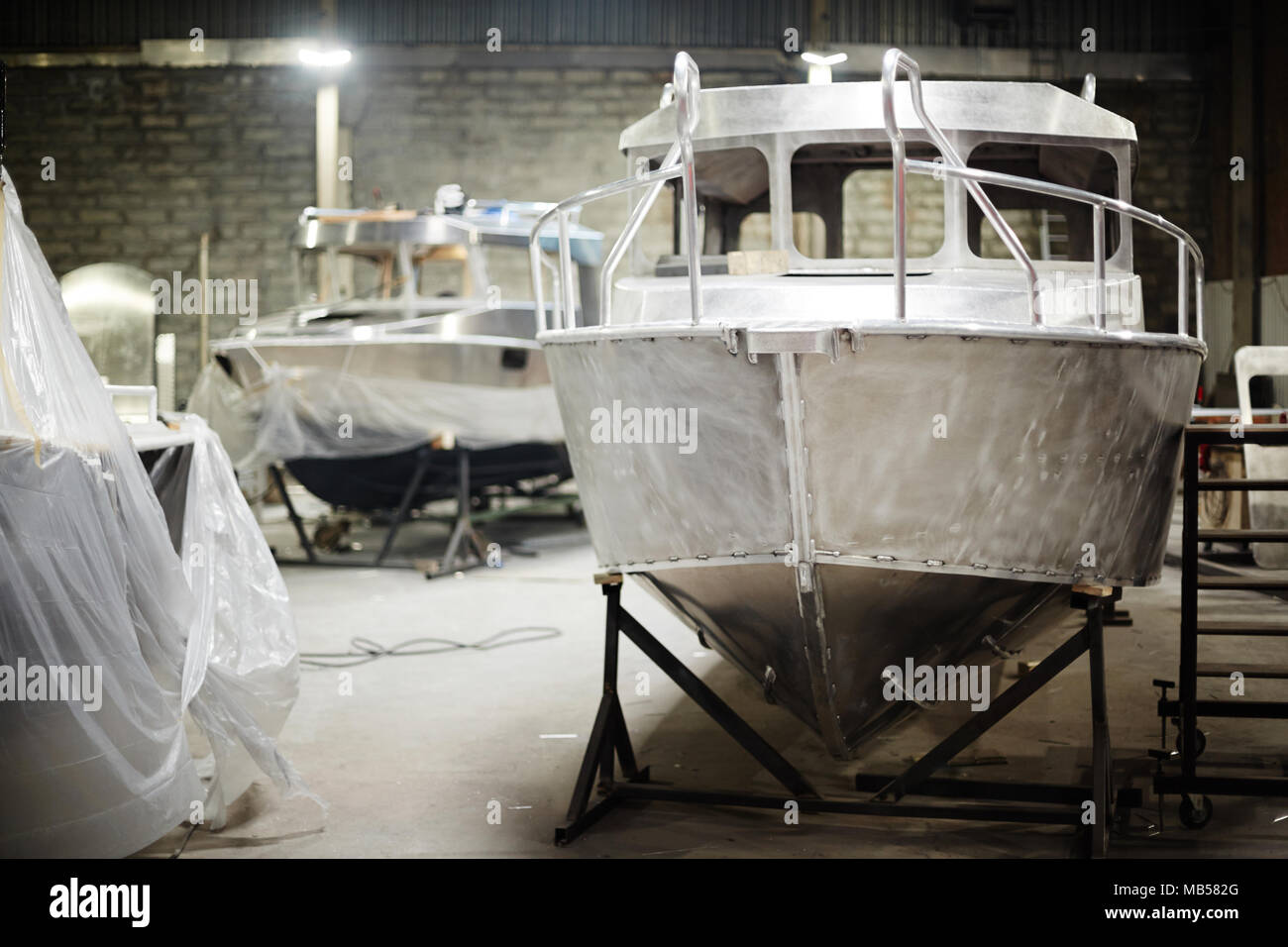 Neue metallische Boote in der zeitgenössischen Boot - Produktion der Fabrik Stockfoto