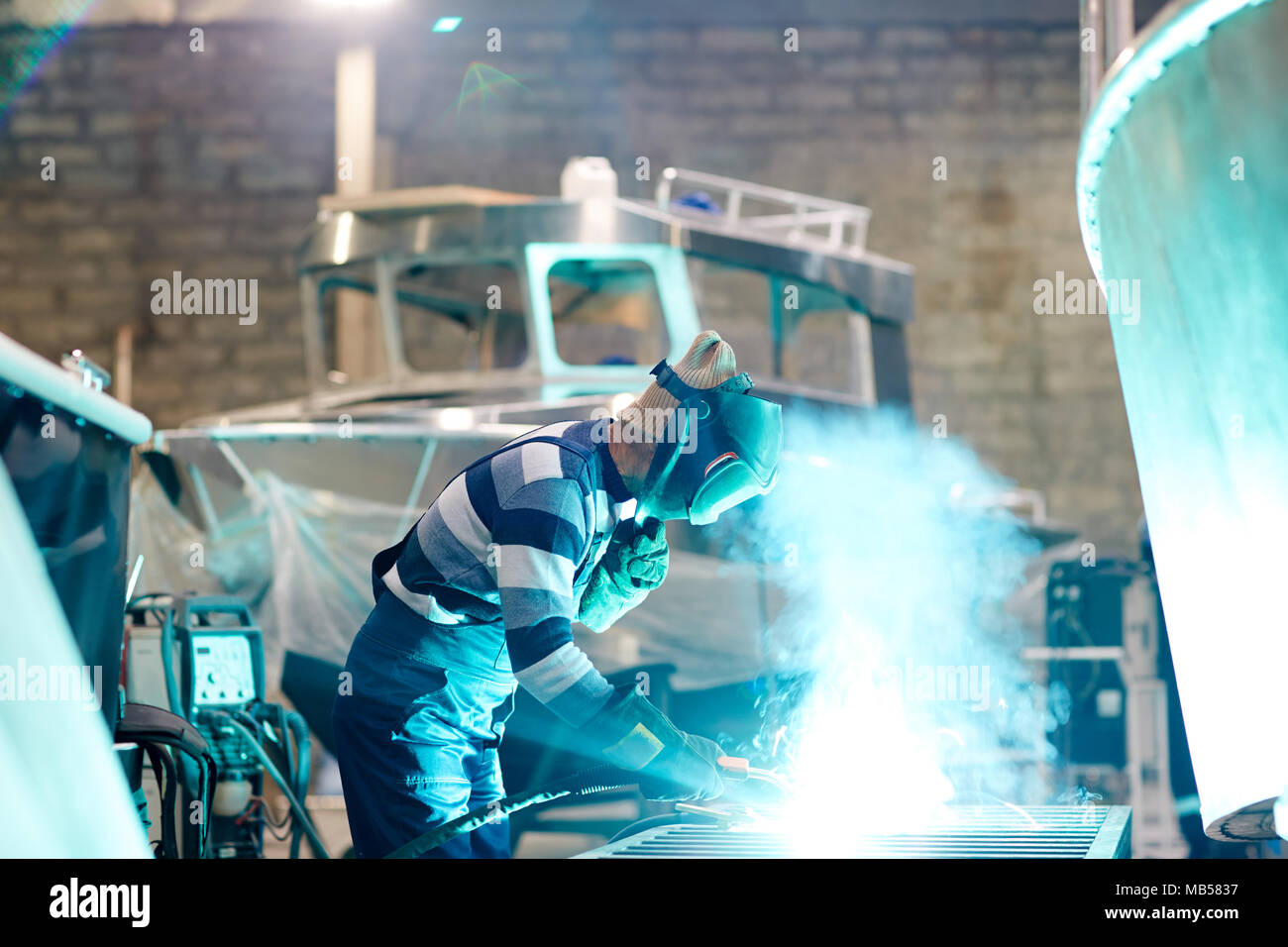 Ingenieur oder Schweißer in Arbeitskleidung - seine Arbeit in der Produktion Institut für Schiffbau Werk Stockfoto