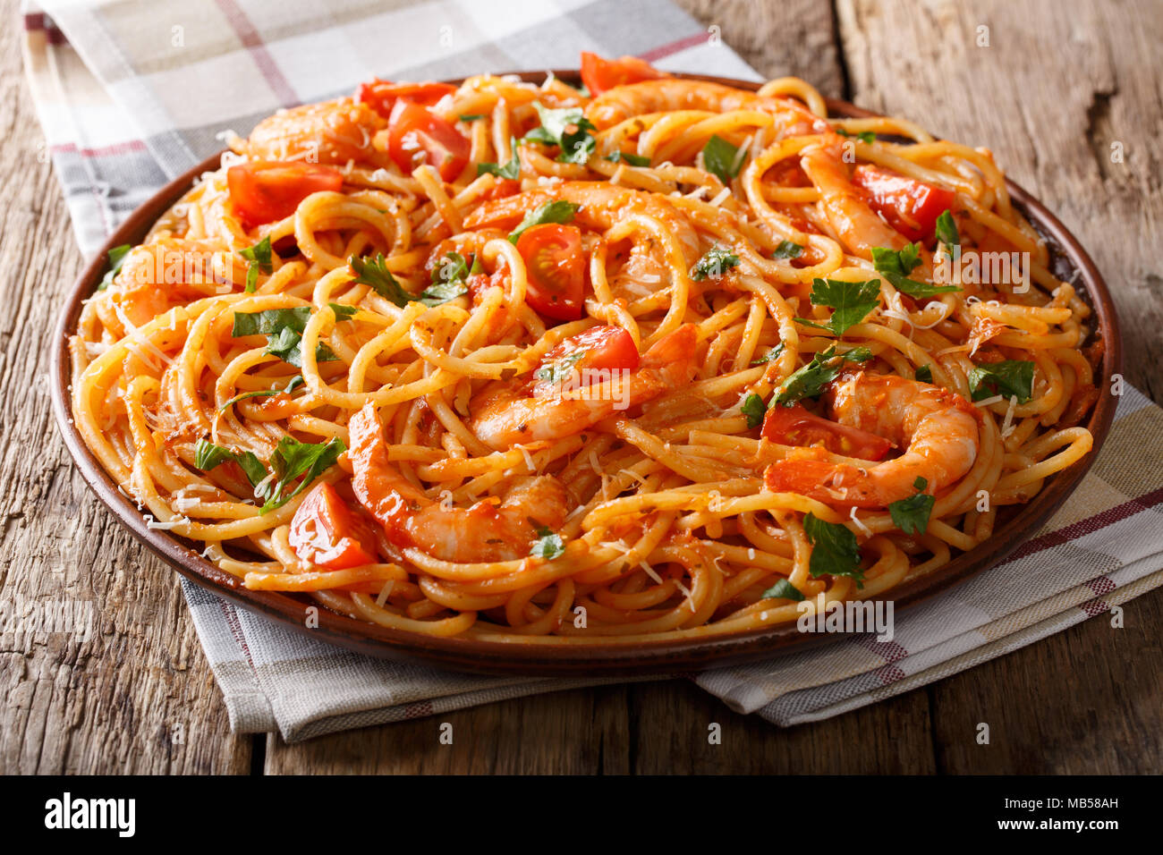 Fra Diavolo Tomaten Sauce, Meeresfrüchte und Pasta Spaghetti close-up auf einem Teller. Horizontale Stockfoto