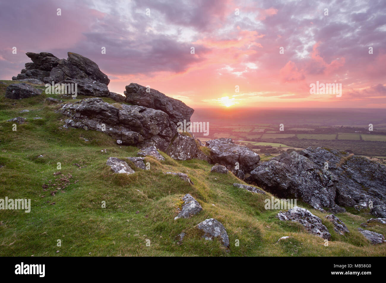Schönen Sonnenuntergang von Sourton Tor Nationalpark Dartmoor Devon, Großbritannien Stockfoto