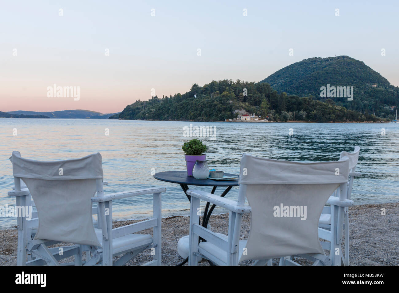 Panorama von Teak Dampfer unter dem Dach an einem tropischen Strand Stockfoto