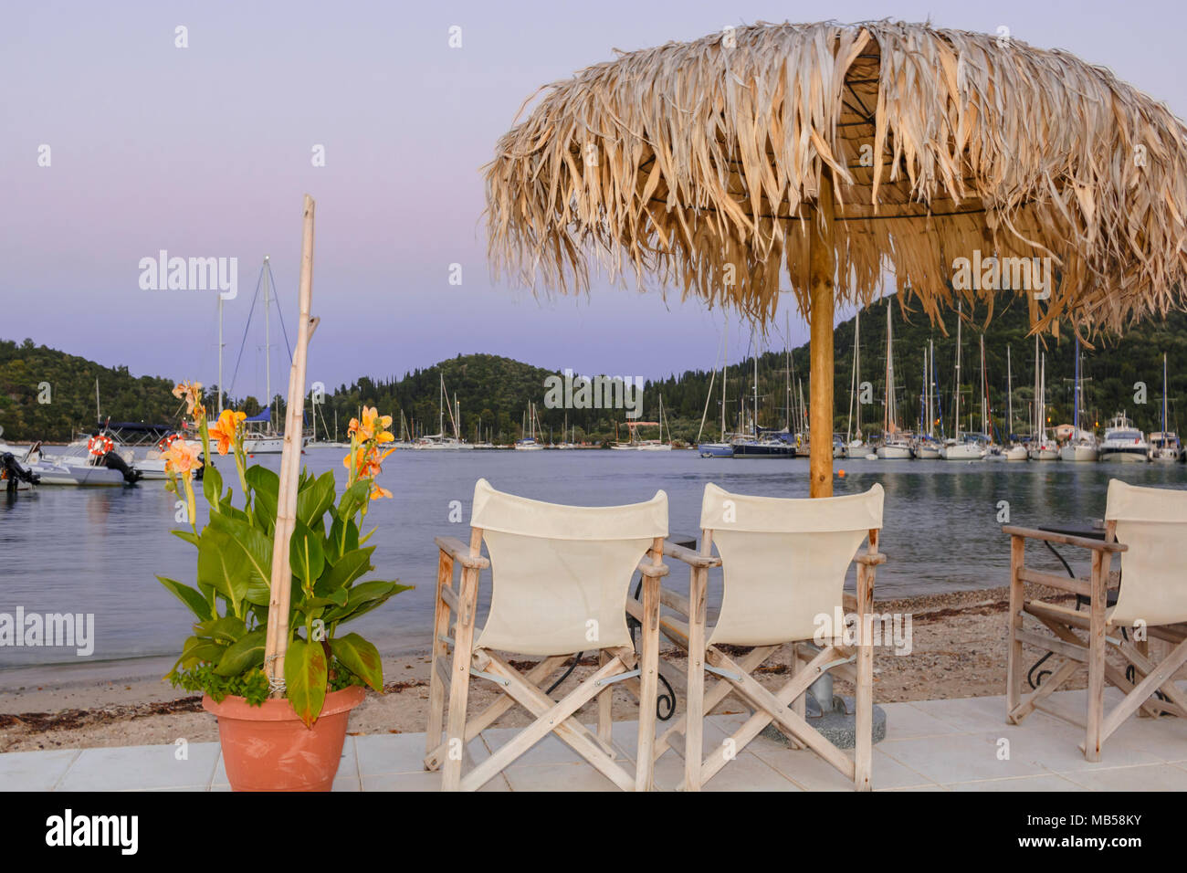 Panorama von Teak Dampfer unter dem Dach an einem tropischen Strand Stockfoto