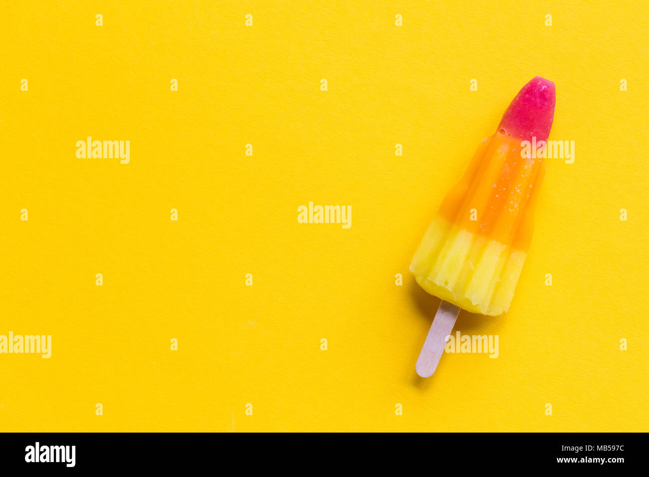 Rocket geformte Sommer Eis am Stiel auf einem hellen gelben Hintergrund Stockfoto