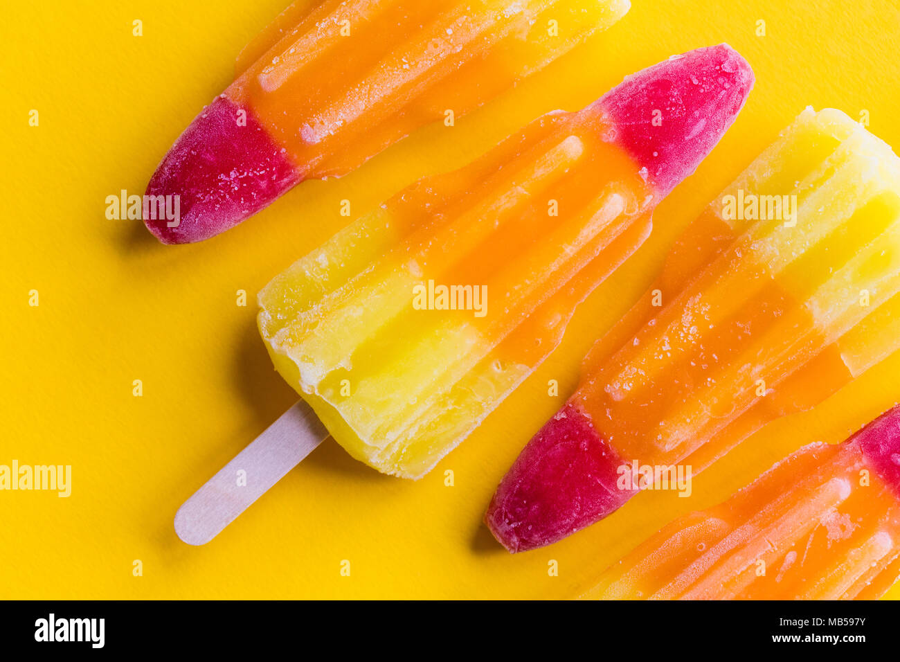 Rocket geformte Sommer Eis am Stiel auf einem hellen gelben Hintergrund Stockfoto