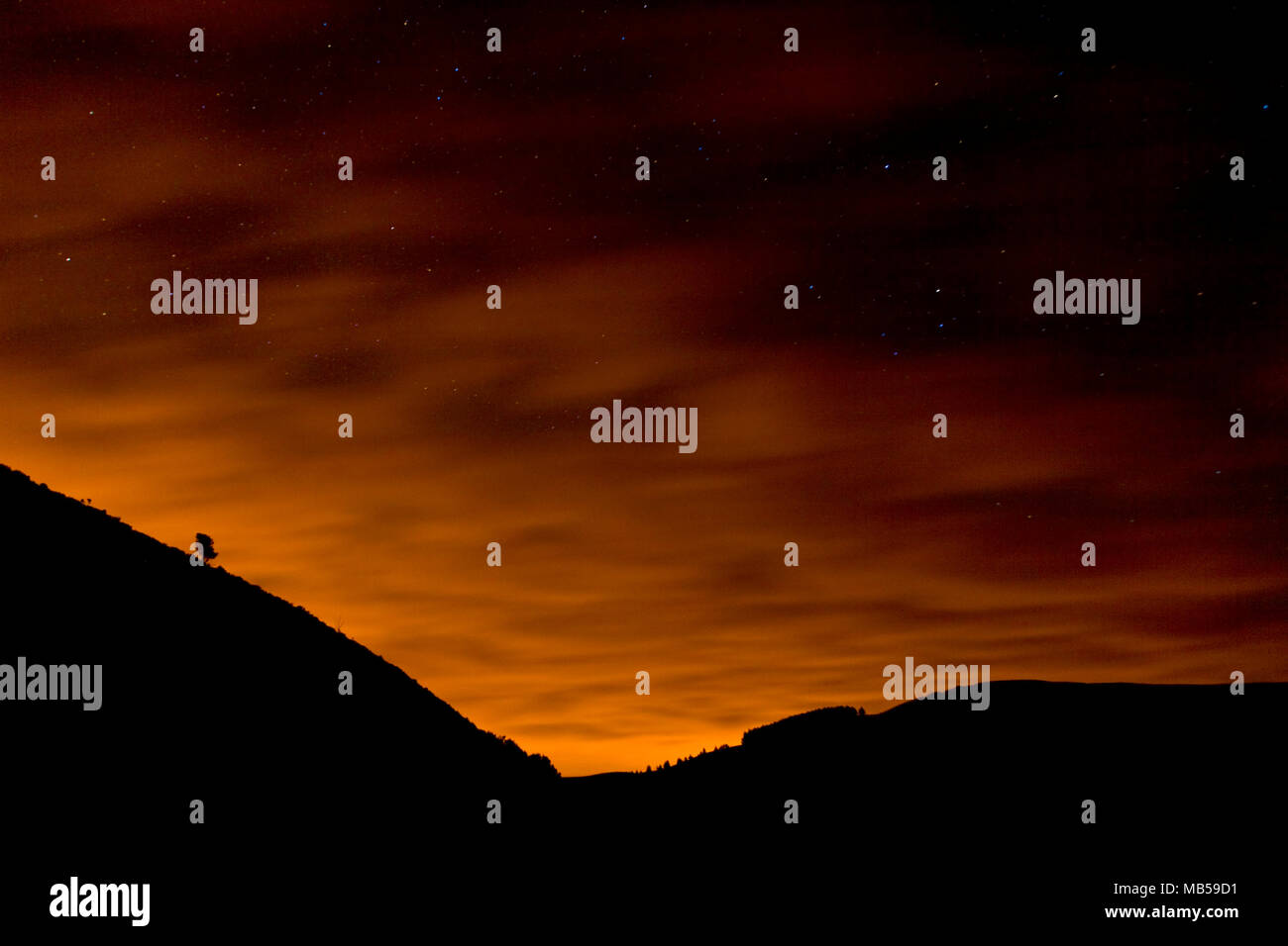 Wolken und Sterne in der Nacht über die Clwydian Hügel, North Wales Stockfoto