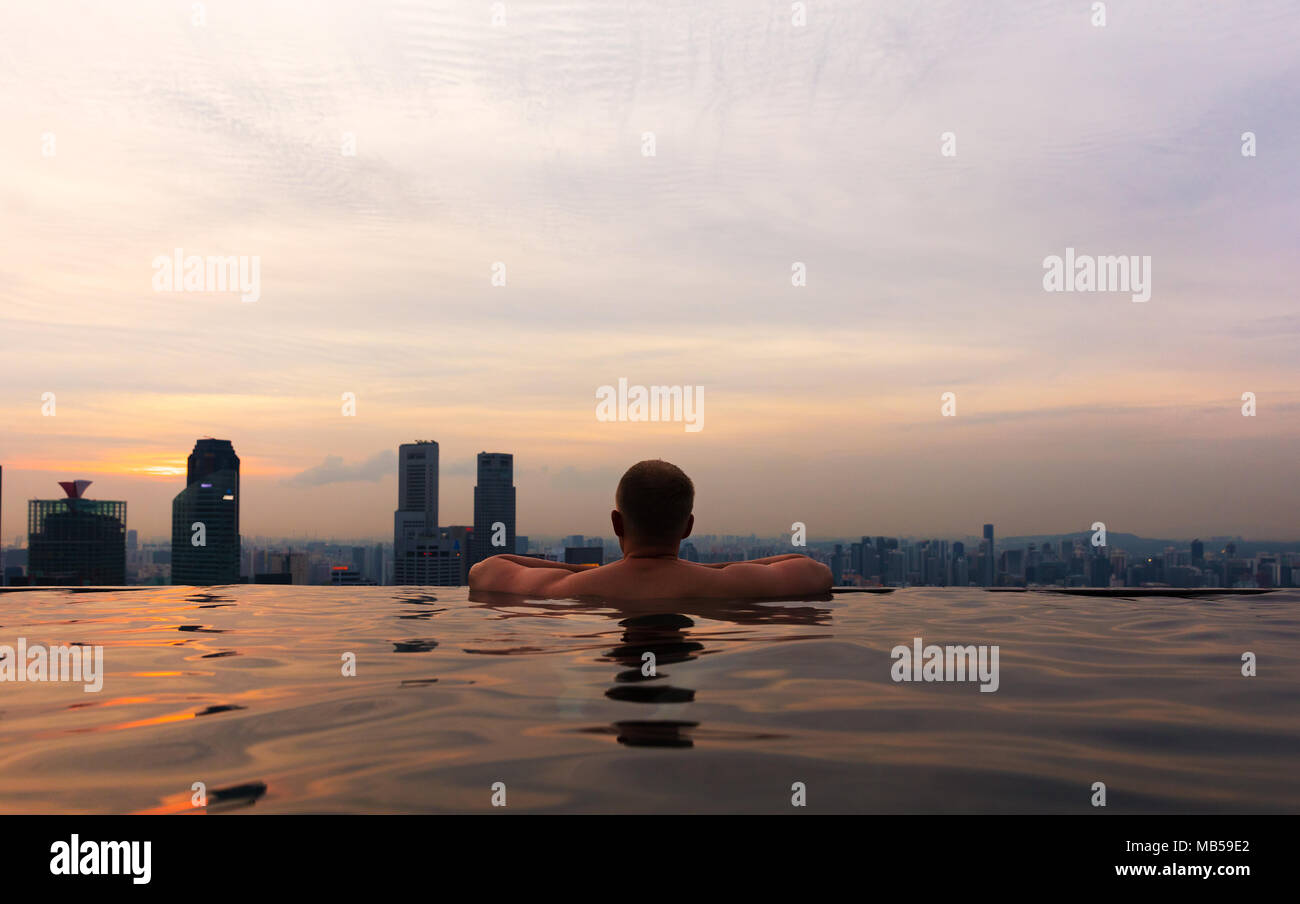 Der Mensch in der Unendlichkeit Pool im Marina Skypark Bay in Singapur Skyline Stockfoto