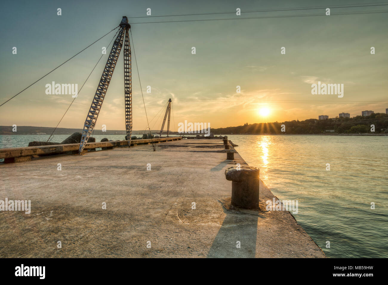 Sonnenuntergang über Varna, mit Pylon für Wake board Stockfoto