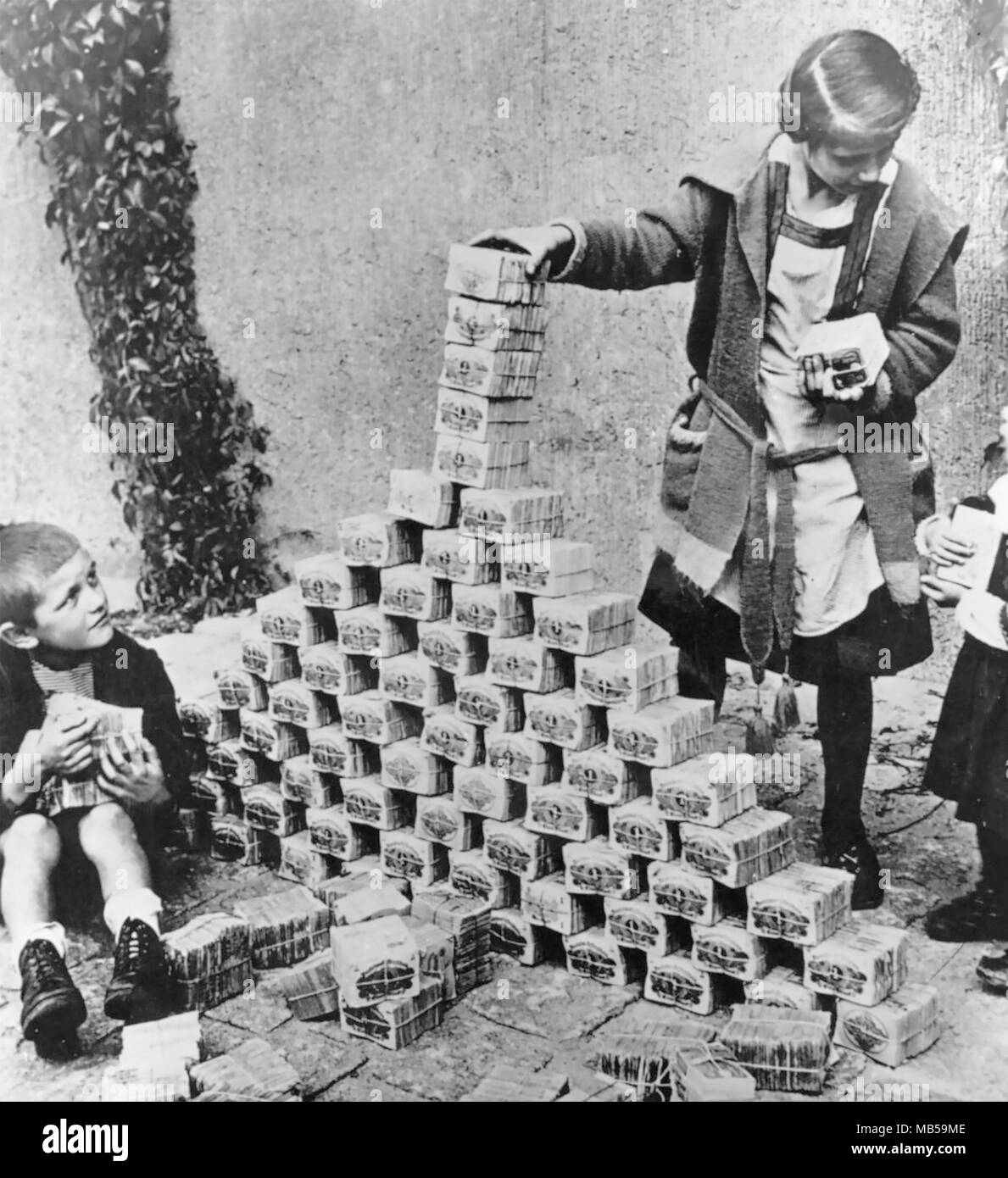 Die Hyperinflation der Weimarer Republik 1918-1924. Banknoten, die als Bausteine für Kinder ...