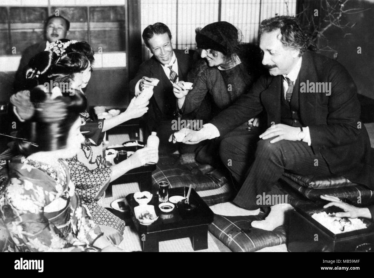 ALBERT EINSTEIN (1879-1955) Deutsch-amerikanischer theoretischer Physiker in Tokio im Dezember 1922 mit seiner zweiten Frau Elsa zu seiner Rechten Stockfoto ALBERT EINSTEIN (1879-1955) Deutsch-amerikanischer theoretischer Physiker in Tokio im Dezember 1922 mit seiner zweiten Frau Elsa zu seiner Rechten Stockfoto