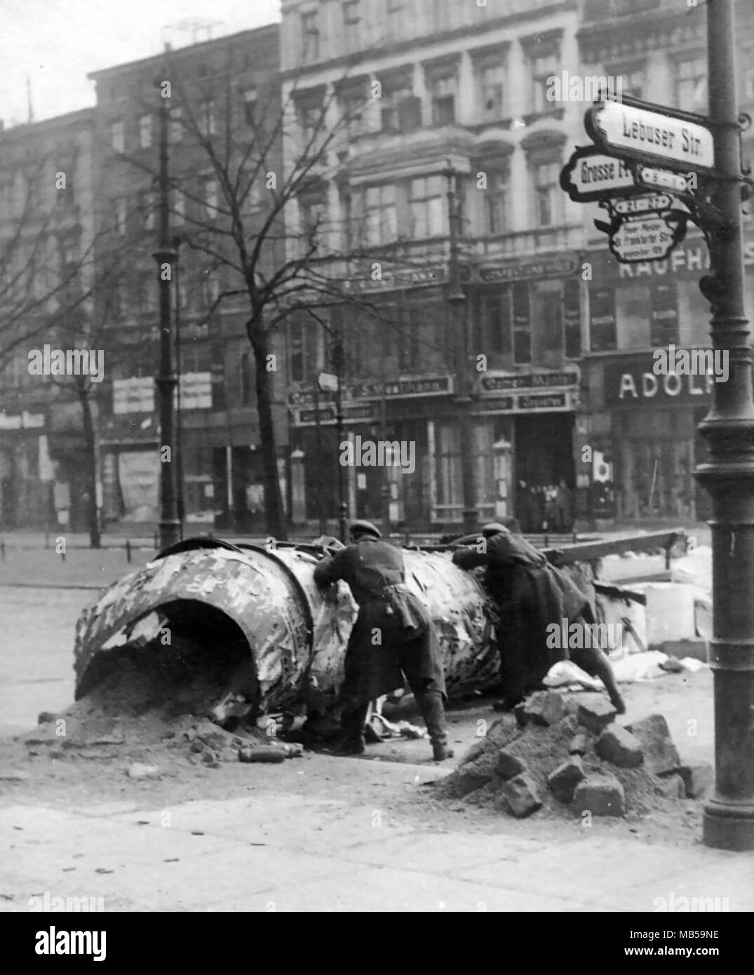 Spartakusbund Mitglieder der Deutschen marxistischen revolutionären Bewegung Bau einer Barrikade auf Große Frankfurter Straße zentrale Berlin im Januar 1919. Jetzt die Liga hatte sich umbenannt in der Kommunistischen Partei Deutschlands (KPD) Stockfoto