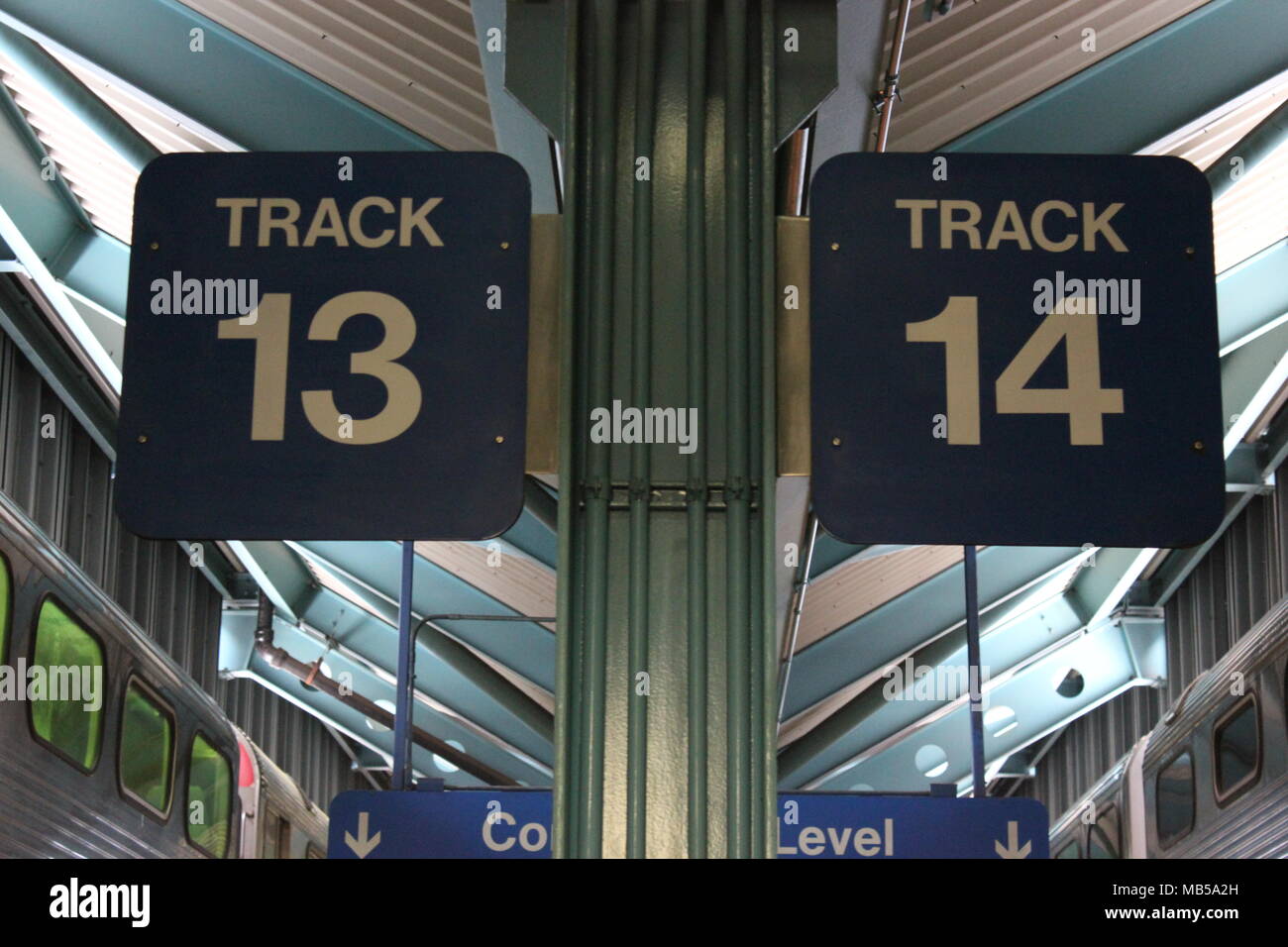 Plattform Anzeichen für Track 13 und 14 an der Chicago Downtown nordwestlichen Terminal Station für Metra S-Bahnen Stockfoto