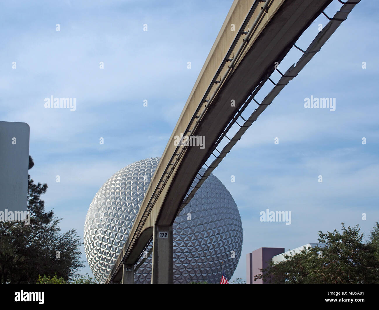 Monorail und Raumschiff Erde am Eingang der Welt Disney World, Epcot Center, Orlando, Florida 2017 © katharine Andriotis Stockfoto