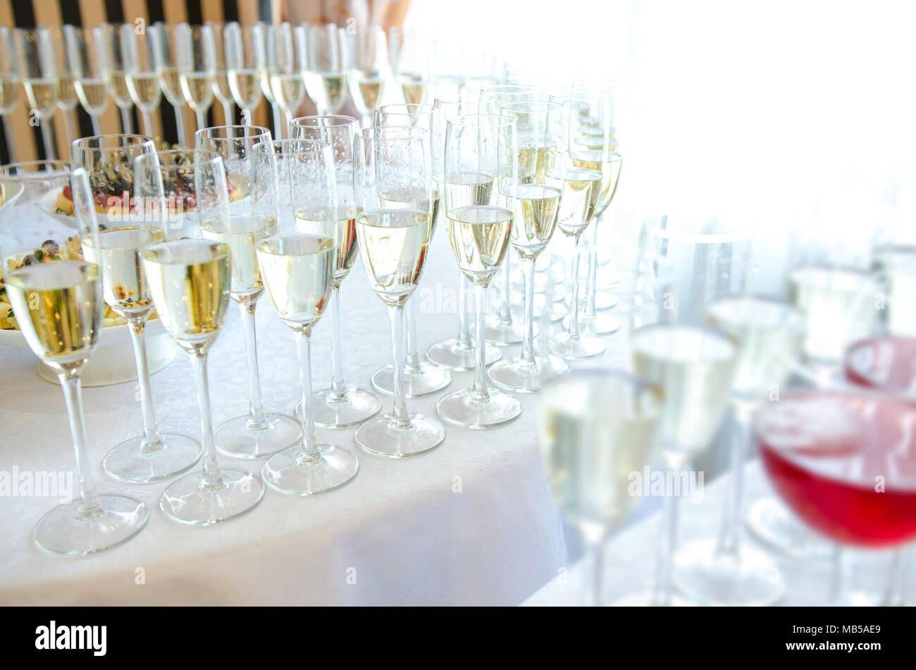 Champagner im Glas auf dem Buffet Stockfoto