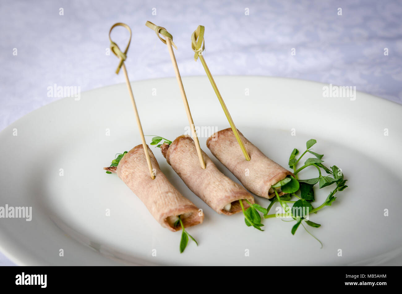 Fleisch rollt auf Spieße. Verschiedene Snacks Stockfoto