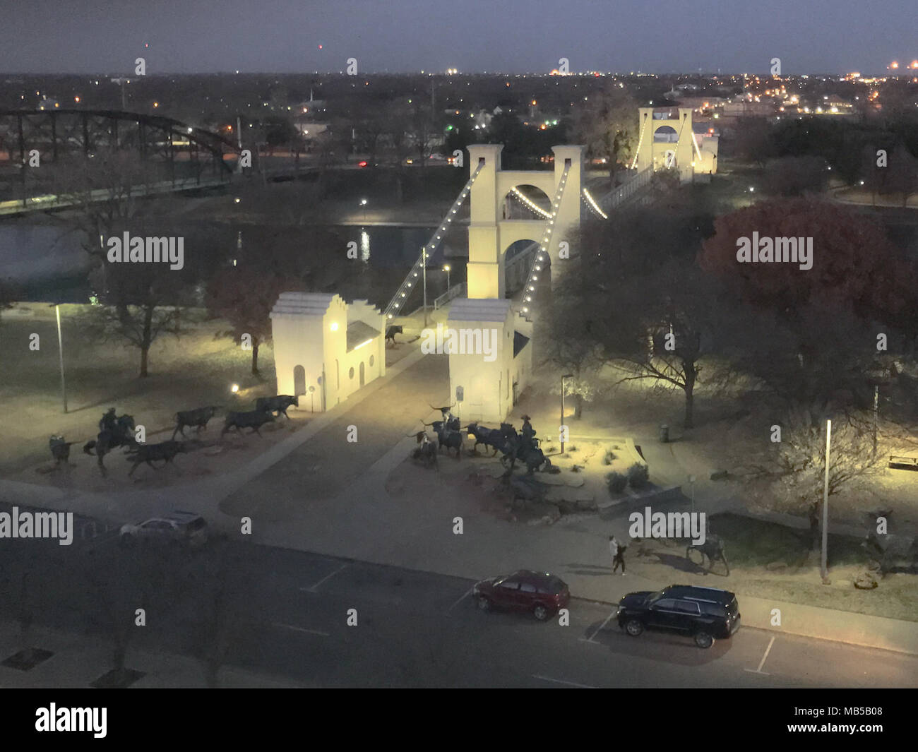 Historische Waco Suspension Bridge bei Nacht in Waco Texas Stockfoto