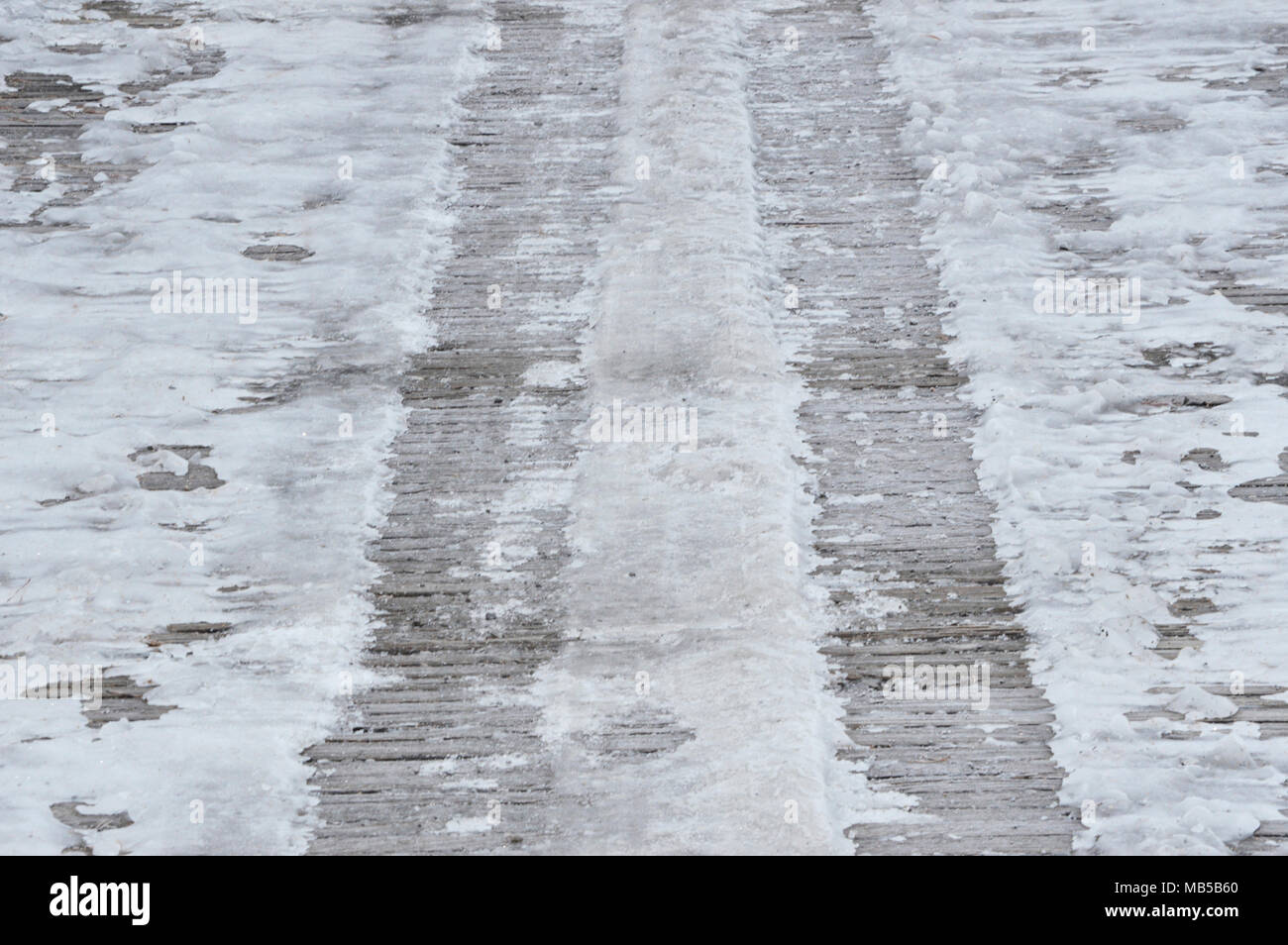 Die gefrorenen Reifenspuren auf der Straße Stockfoto