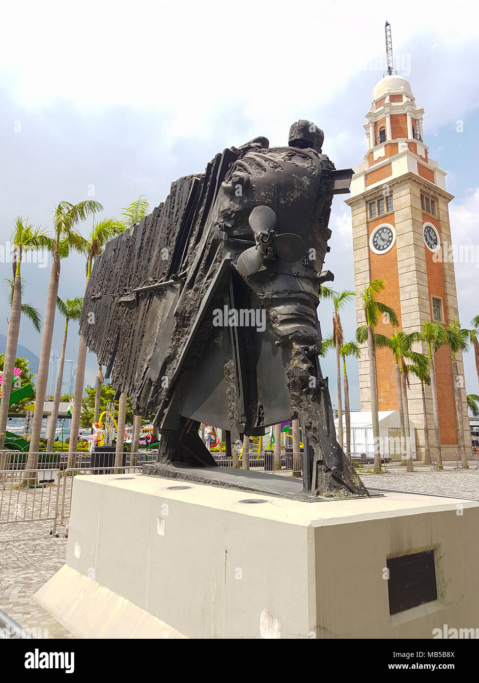 KOWLOON HONG KONG - 20. SEPTEMBER 2017; Handy Bild von Schrott sculture vor historischen Canton Railway Clock Tower Stockfoto