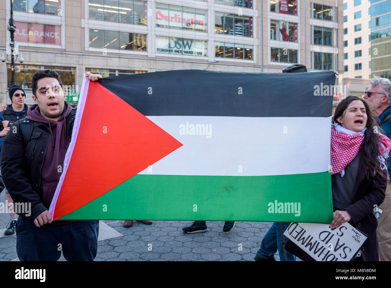 New York, Vereinigte Staaten. 06 Apr, 2018. Hunderte von New Yorkern versammelt in Union Square am 6. April, 2018; zu zeigen Solidarität mit den Tausenden von Palästinensern in den belagerten Gazastreifen die Durchführung der historischen Großen März zurückkehren und das Leben der 20 Palästinenser erschossen und durch die israelischen Streitkräfte entlang der Grenze getötet zu trauern. Credit: Erik McGregor/Pacific Press/Alamy leben Nachrichten Stockfoto