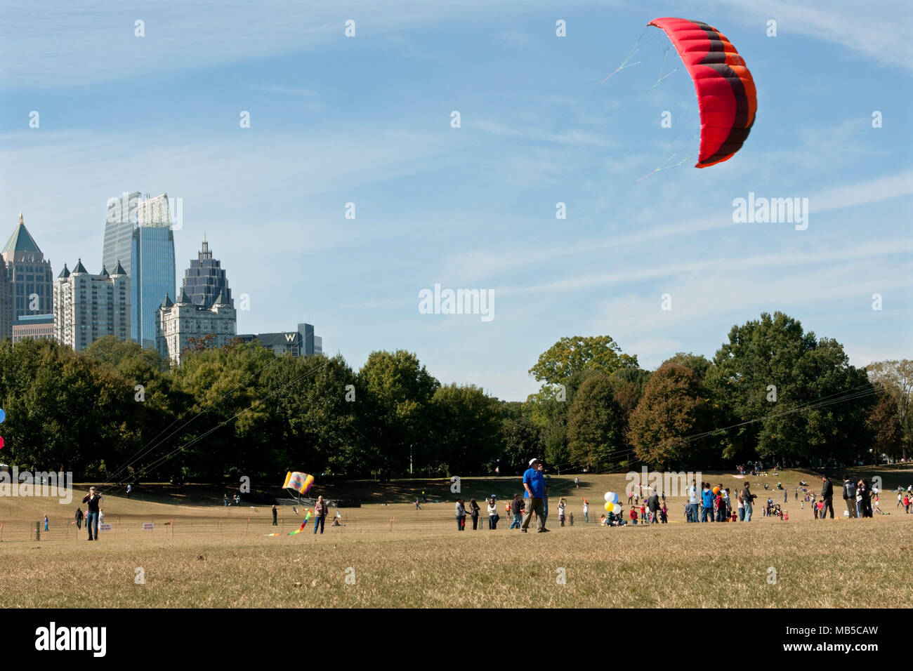 Atlanta, GA, USA - 26. Oktober 2013: Eine Frau erhält ihre Drachen in tröpfchenform an der Welt Kite Festival in Piedmont Park am 26. Oktober 2013 in Atlanta, GA. Stockfoto