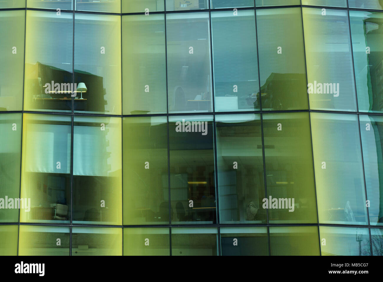 Außenansicht des getönten Scheiben eines modernen Bürogebäudes in Downtown Montreal, Provinz Quebec, Kanada. Stockfoto
