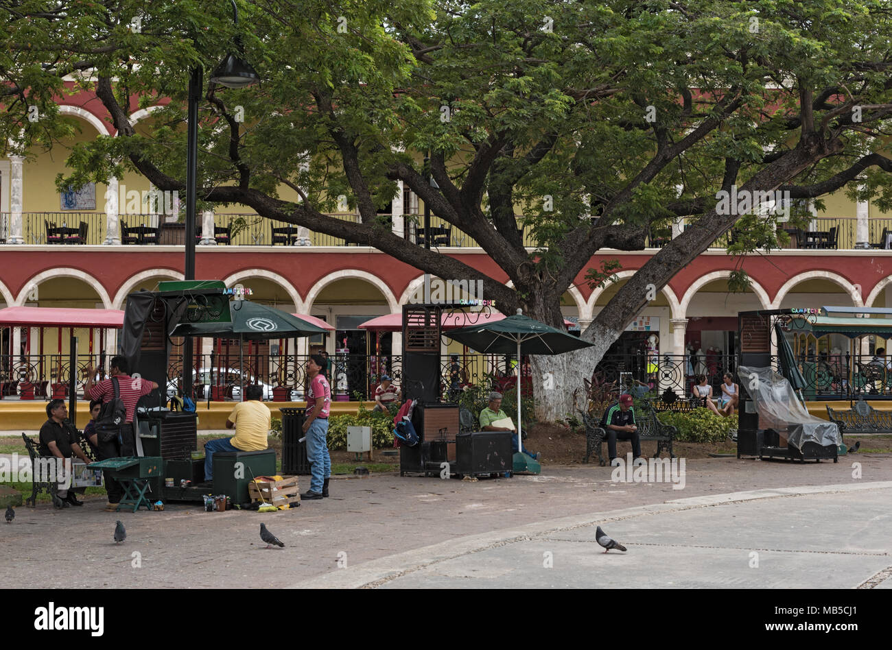 Schuhputzzeug und rastlosen Wanderer in Independence Park in der Altstadt von Campeche, Mexiko Stockfoto