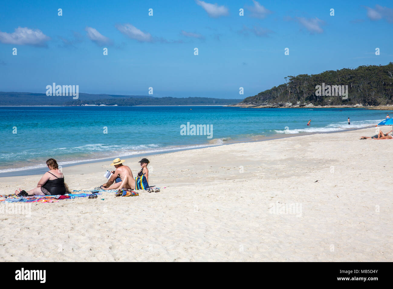 Menschen beim Sonnenbaden auf Nelson Strand, Vincentia, Jervis Bay, New South Wales, Australien Stockfoto
