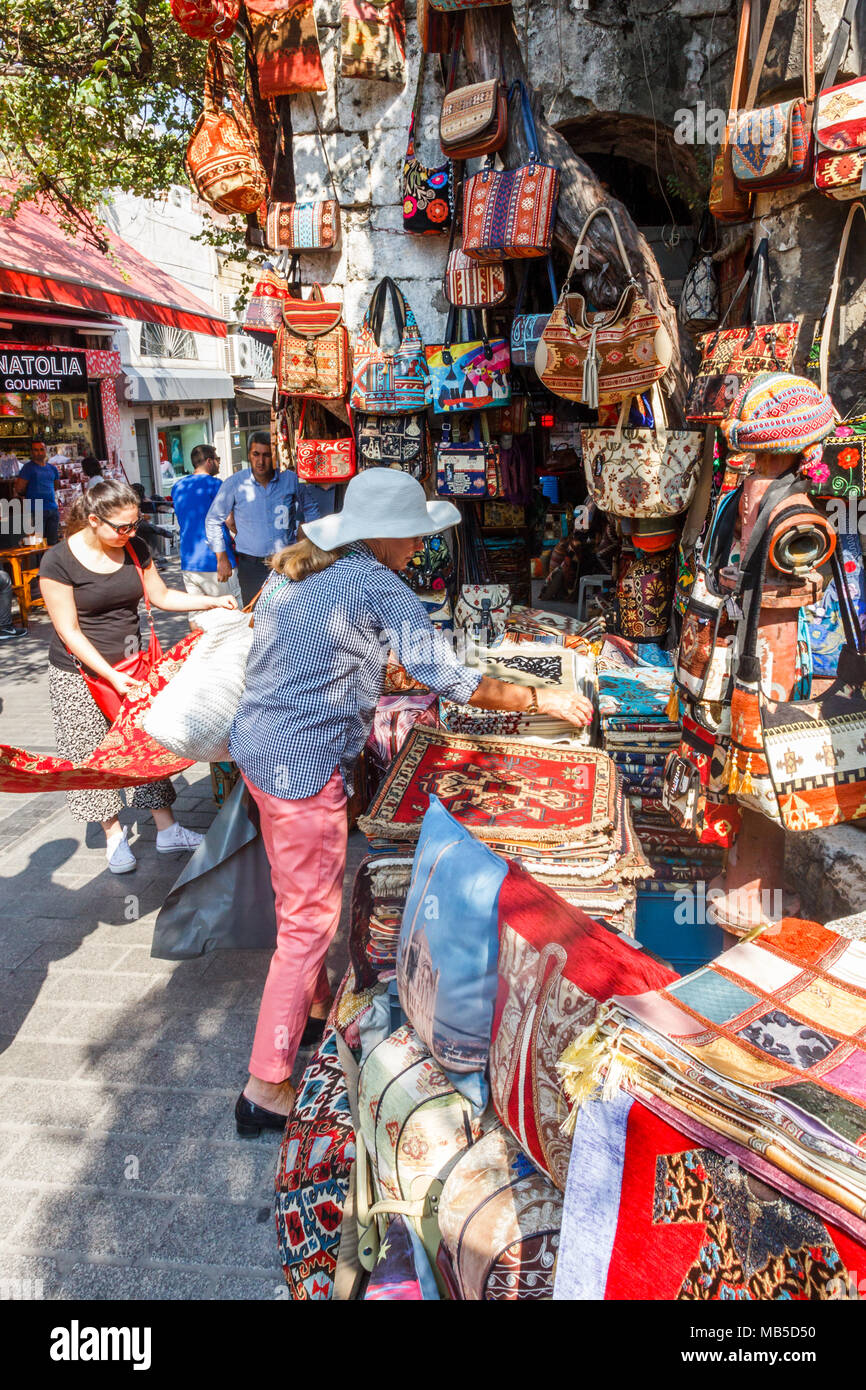 Touristen einkaufen, Markt, Istanbul, Türkei Stockfoto