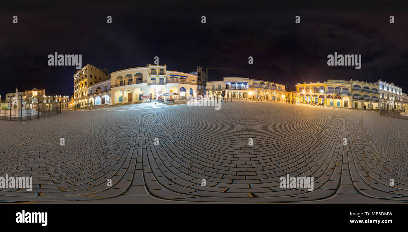 360 geheftete Panorama, Langzeitbelichtung in der Nacht, Old Town Square, Havanna, Kuba Stockfoto
