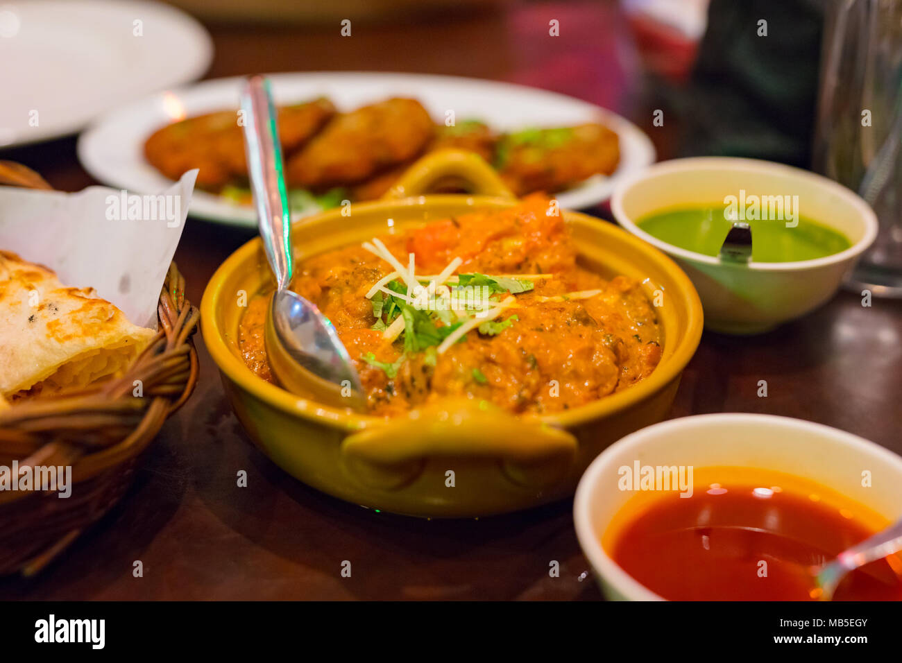 Massaman Curry serviert am Tisch im Restaurant Stockfoto