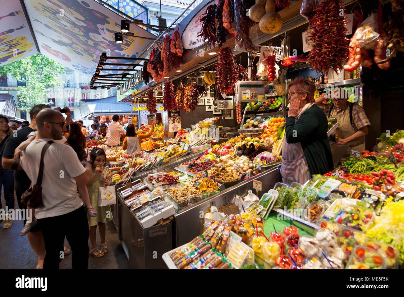 Kräuter, Gewürze, Obst und Gemüse geht im Markt La Boqueria in Barcelona, Spanien Stockfoto