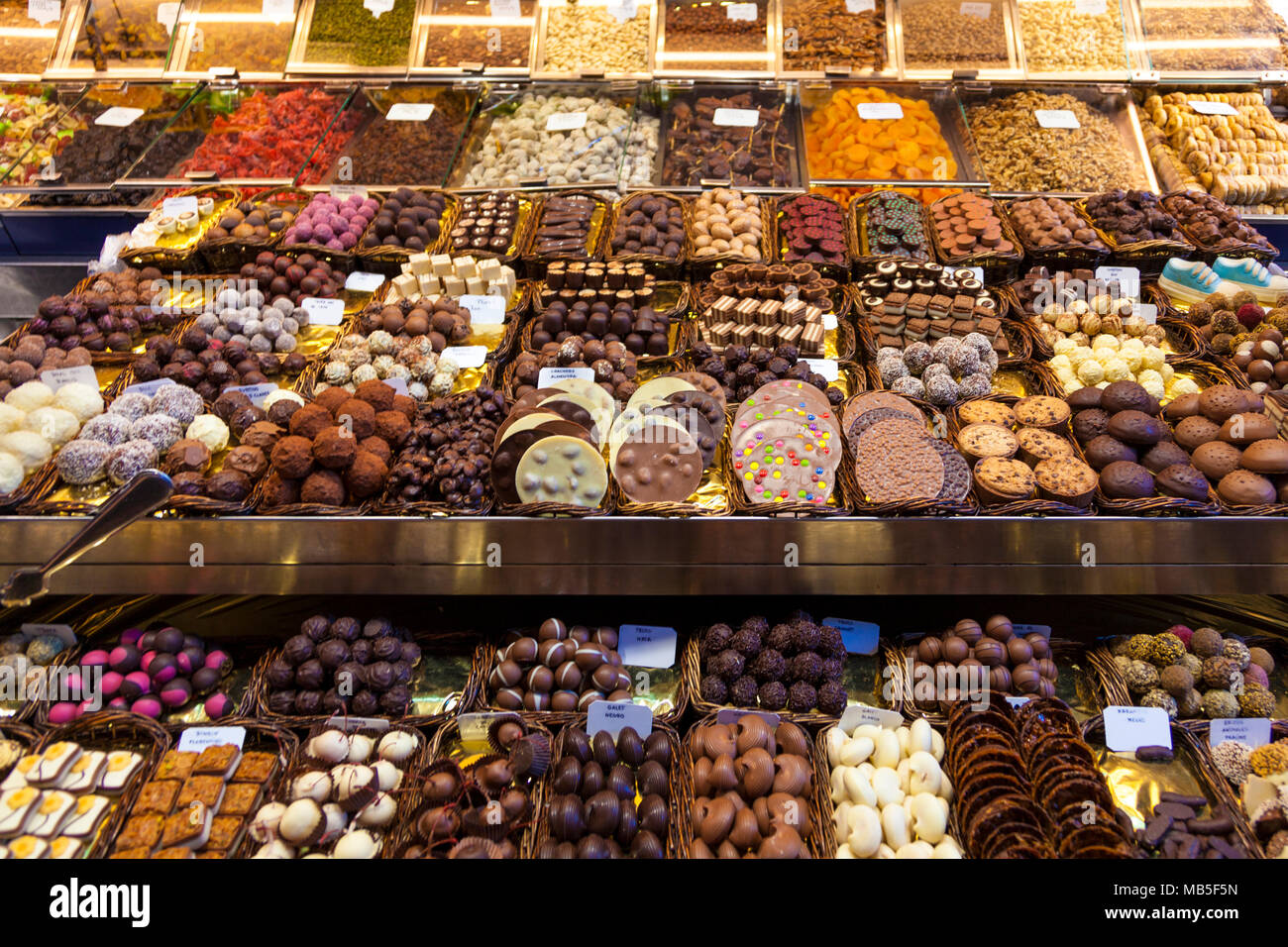 Schokolade, Süßigkeiten, Nüsse und getrocknete Früchte in der Markt La Boqueria in Barcelona, Spanien Abschaltdruck Stockfoto