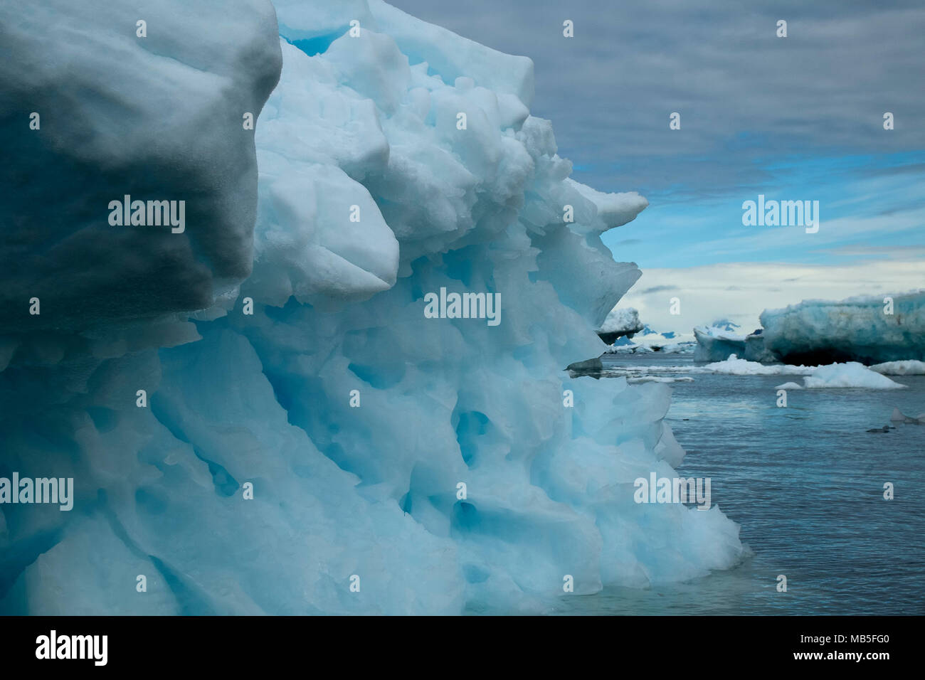 Teufel Insel, Antarktis, schmelzenden Eisbergs mit Küste im Hintergrund Stockfoto