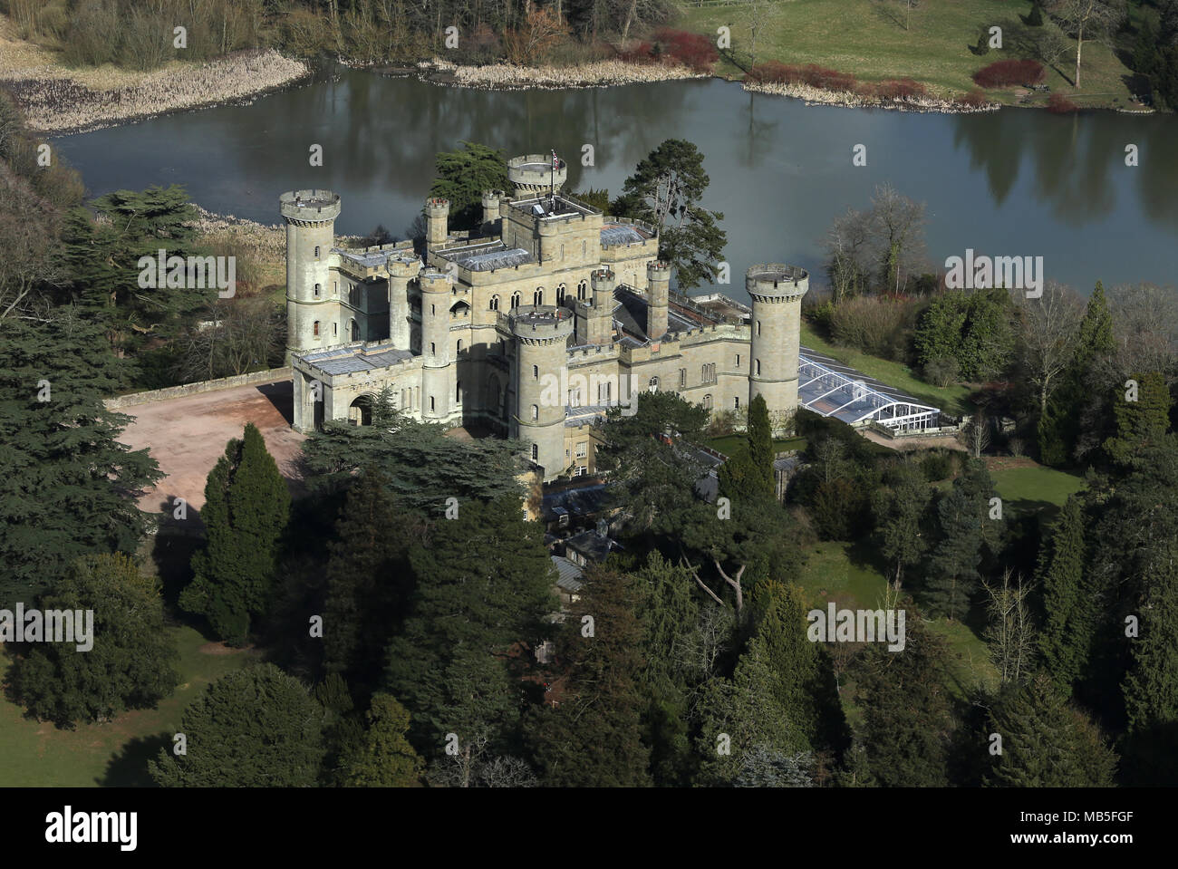 Luftaufnahme von Eastnor Castle, in der Nähe der Marktstadt Ledbury in Herefordshire. Stockfoto