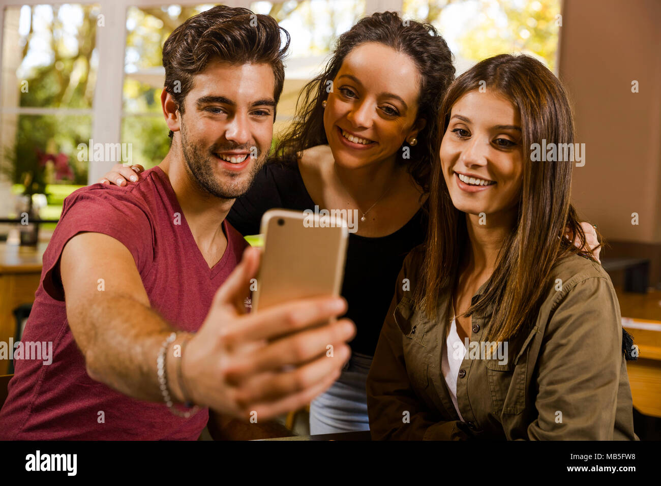 Eine Gruppe von Schülern eine selfie während einer Pause auf der Studien Stockfoto