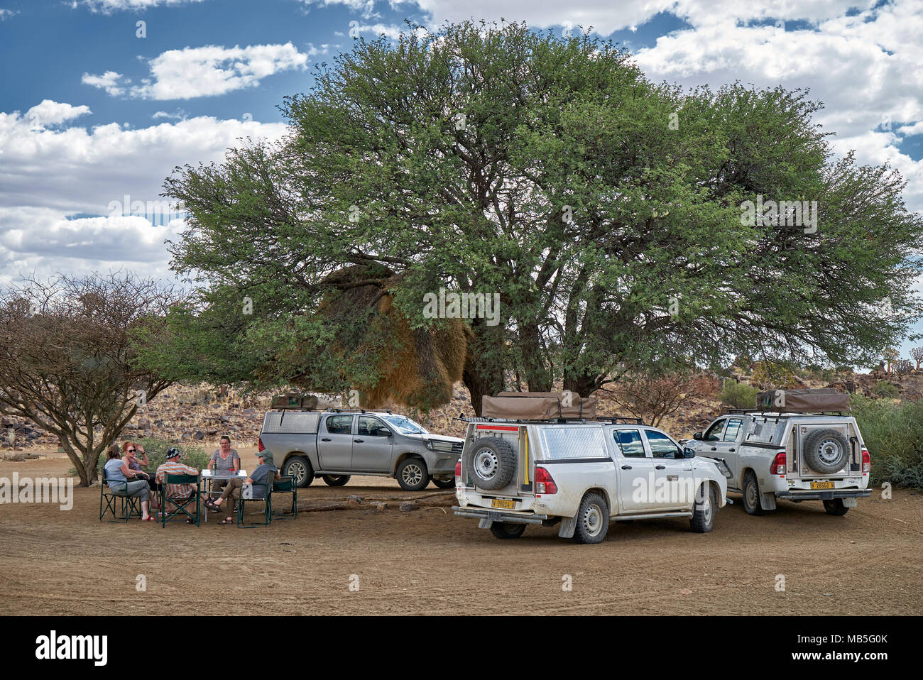 Drei Autos der Self Drive Touristen Camping unter einem Baum auf mesosaurus Fossil Campingplatz Stockfoto