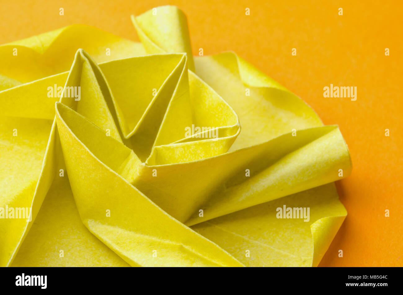 Nahaufnahme von einem komplizierten gelbes Papier origami Blume Stockfoto