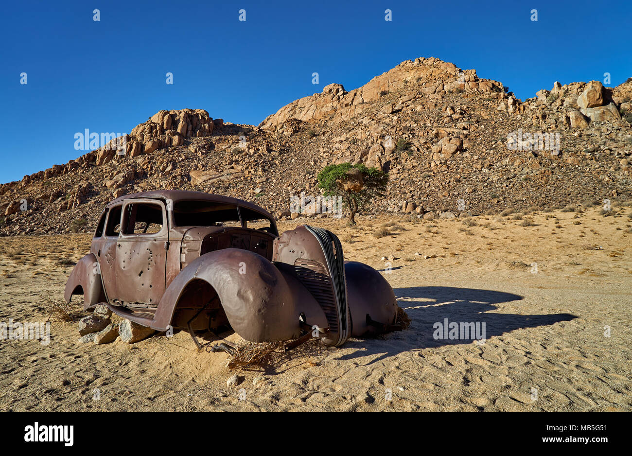 Rostigen Auto, Oldtimer, mit Einschusslöchern auf der Farm Klein-Aus, Namibia, Afrika Stockfoto