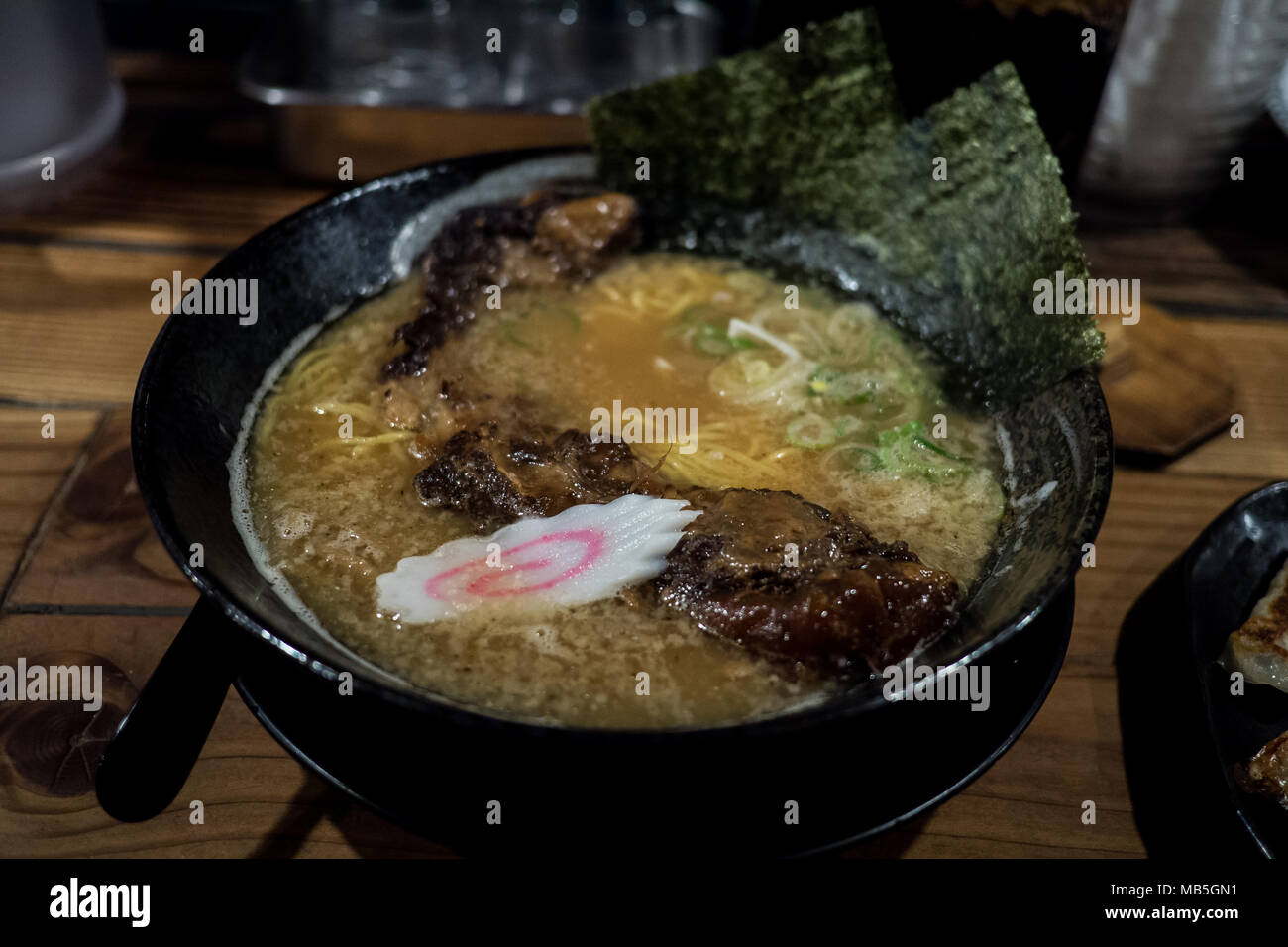 Pork Rib Ramen in schwarz Schüssel mit Algen und ein Naruto Stockfoto