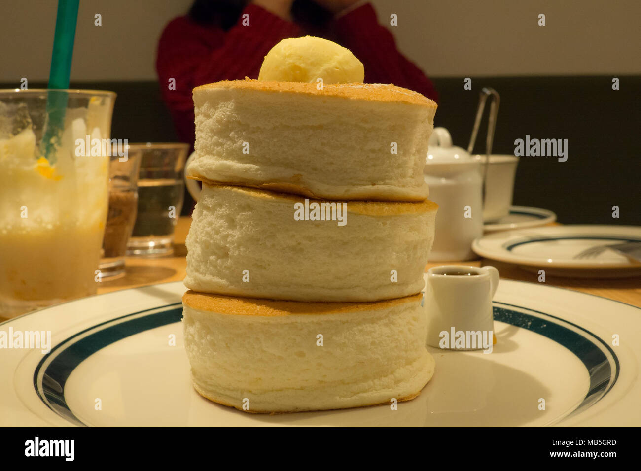 3 flauschige Pfannkuchen von der berühmten Gramm Cafe und Pfannkuchen in Japan gestapelt Stockfoto