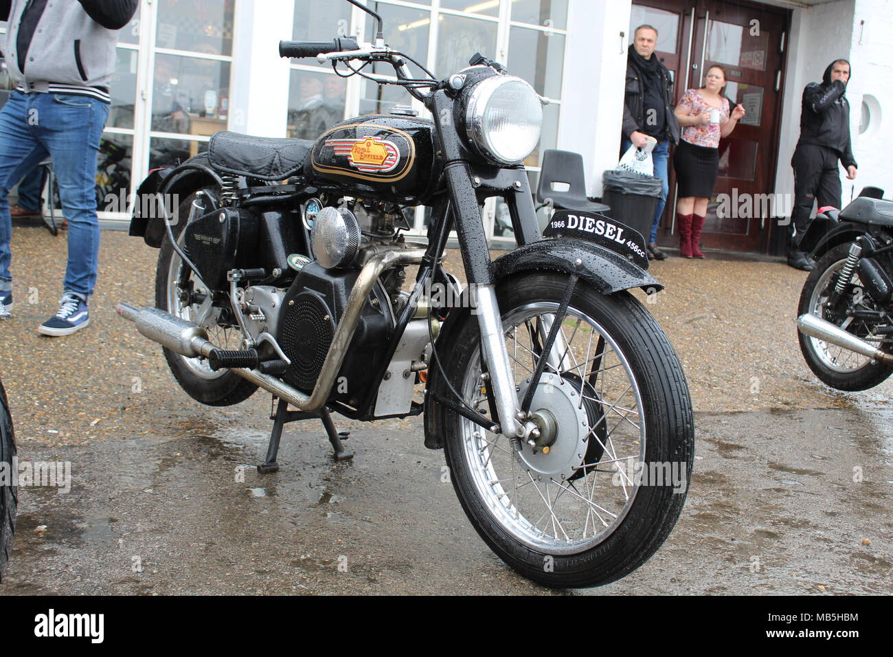Royal Enfield Diesel Neu Kaufen Royal enfield diesel motorrad -Fotos und -Bildmaterial in hoher