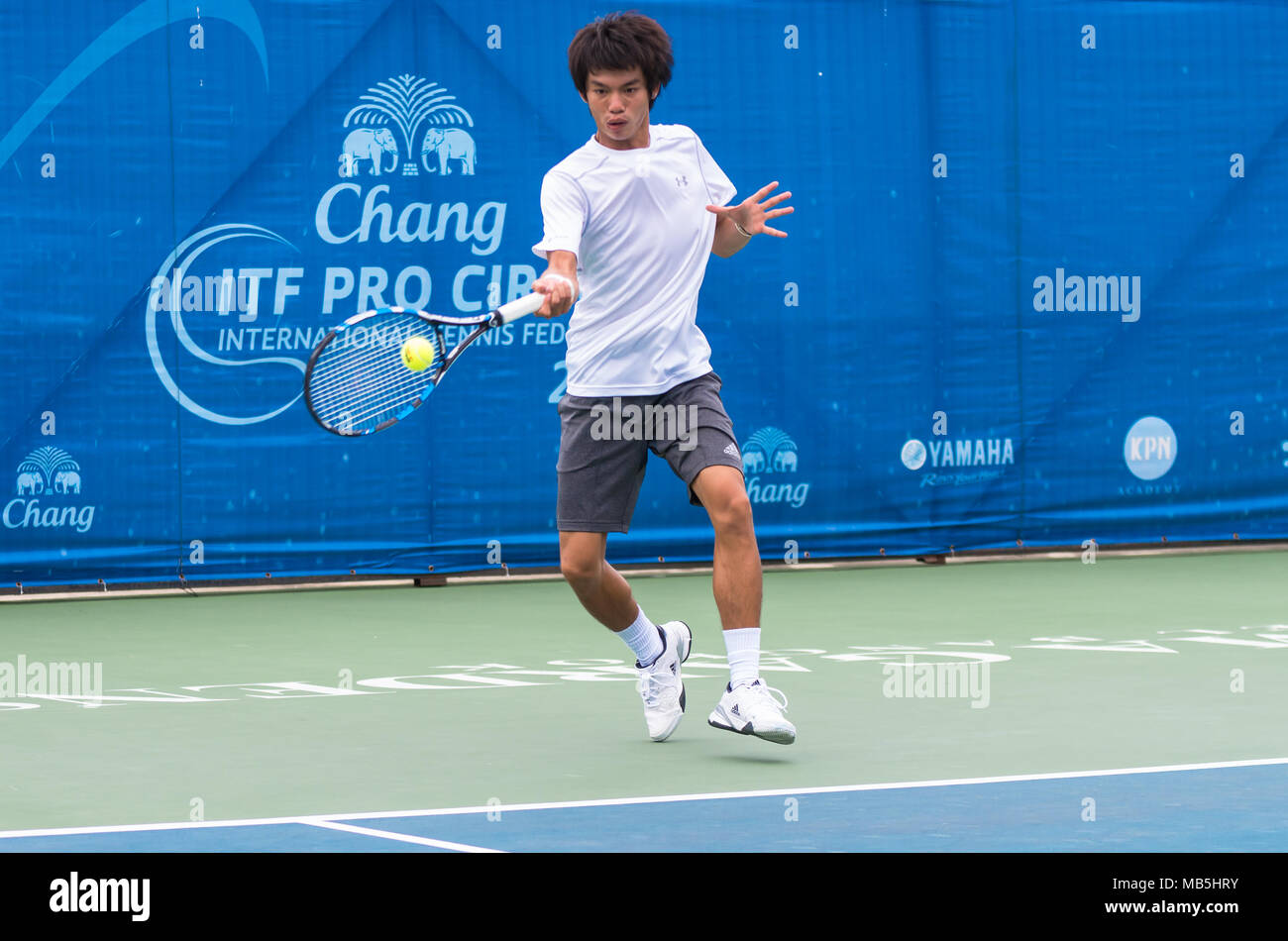 BANGKOK, 24. Juni: Jirat Navasirisomboon von Thailand Aktion in Chang ITF pro Stromkreis International Tennis Federation 2015 im Rama Gardens Hotel May Stockfoto