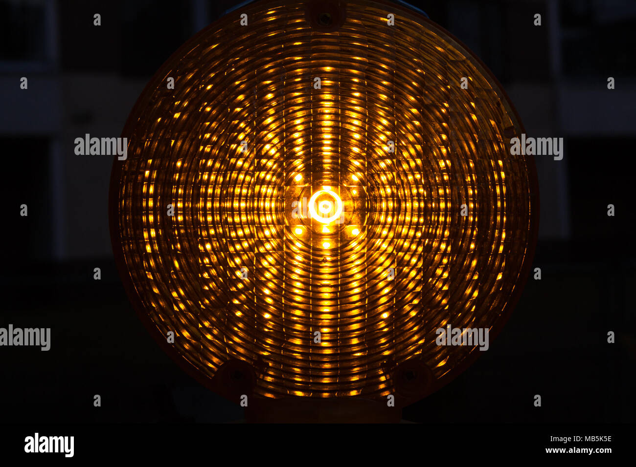 Orange Rundumleuchte auf weißen reflektierenden Hintergrund Stockfotografie  - Alamy