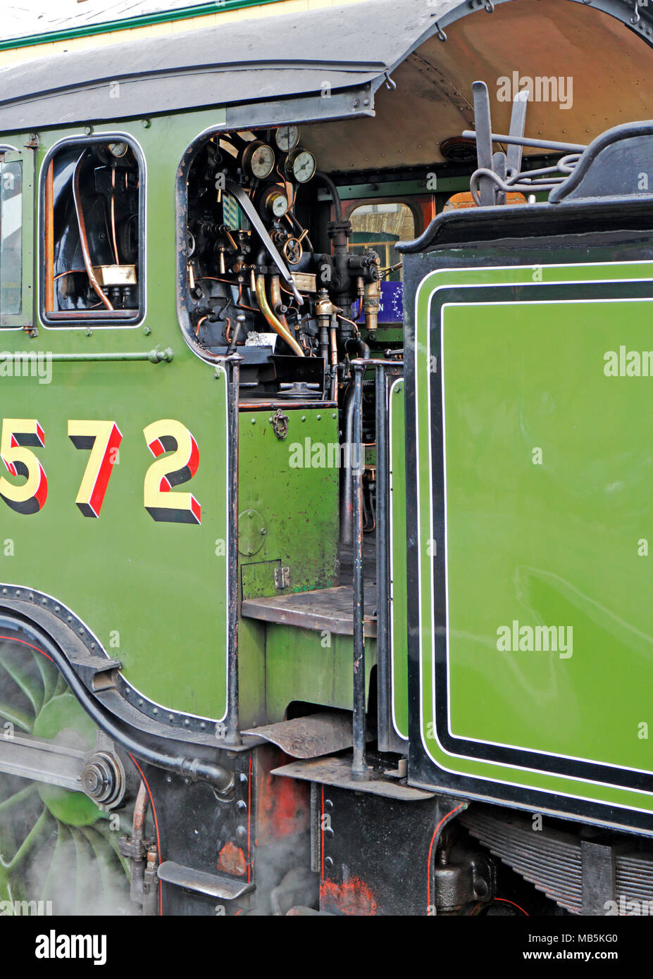 Ein Blick auf die Fahrerkabine auf der LNER Dampflok 8572 an der North Norfolk Bahnhof in Sheringham, Norfolk, England, UK, Europa. Stockfoto