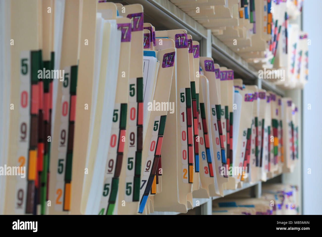 Immer noch leben der Patientendatensätze in Datei Ordner auf Stahl Regale in einem medizinischen Büro Stockfoto