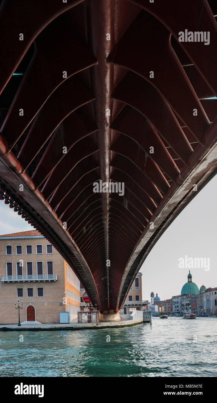 Unter Ponte della Costituzione, die in Englisch bedeutet, Verfassung Brücke. Es ist die vierte Brücke über den Canal Grande in Venedig Stockfoto