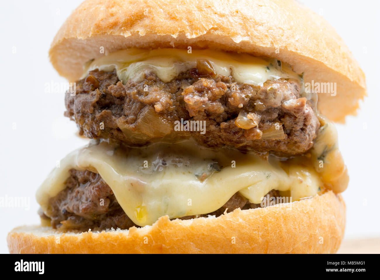 Eine doppelte Wildschwein Burger aus einem Wildschwein geschossen in der Toskana Italien mit geschmolzenem Cambozola Käse. Stockfoto