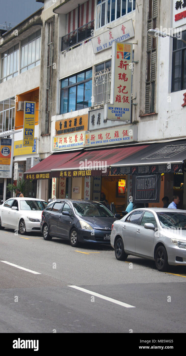 Singapur - APR 2 2015: Straßenszene in Chinatown von Singapur in Singapur. Ethnische der Stadt staatliche chinesische begann sich in Chinatown ca. 1820. Stockfoto