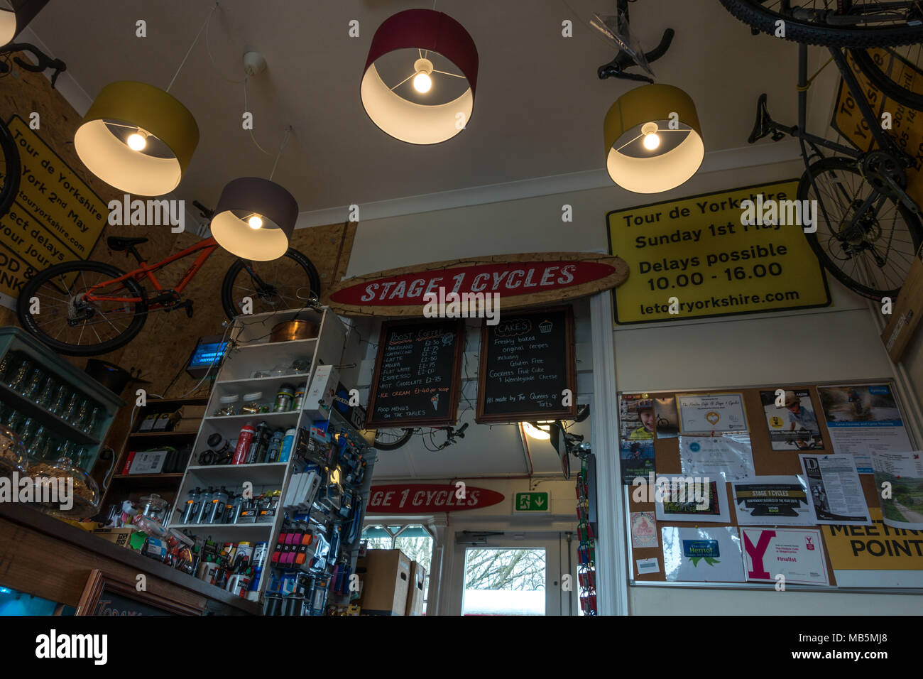Innerhalb der Stufe 1 Zyklen Cafe, Firefox cafe in Hawes mit Tour de Yorkshire Erinnerungsstücke Stockfoto